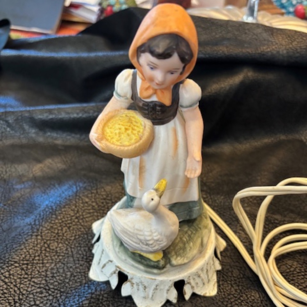 Alladin Vintage Girl and her goose light (night light)